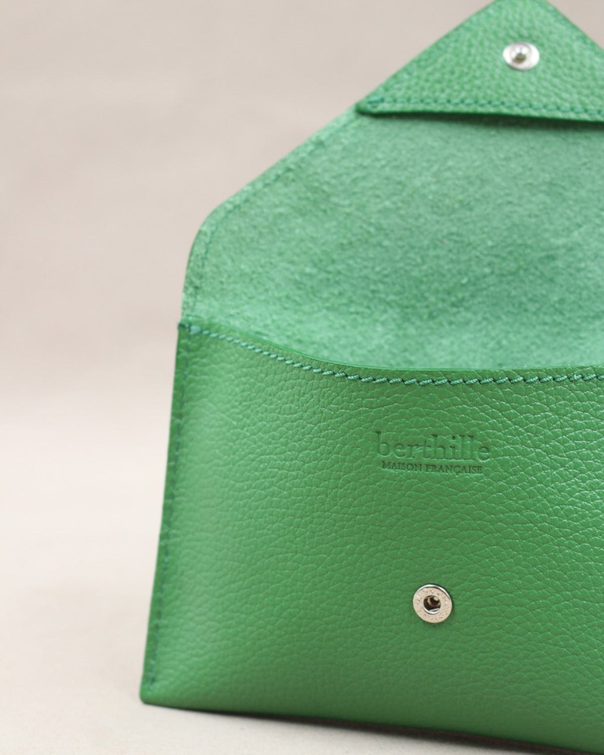 Détail de la pochette Lutecia en cuir pleine fleur Herbe, fermeture pression, façonnée à Mazamet