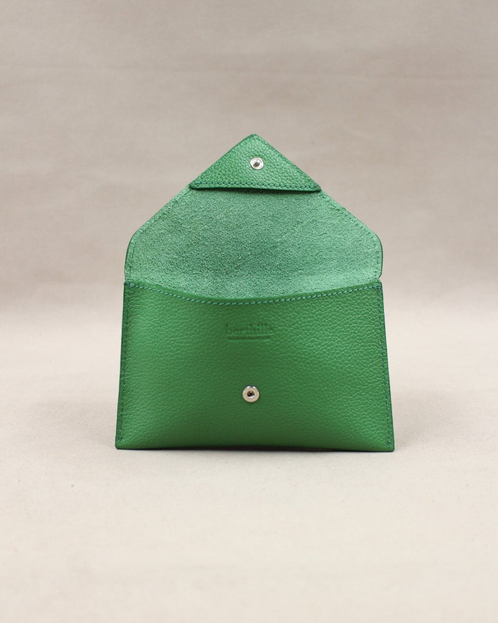 Intérieur de la pochette Lutecia en cuir pleine fleur Herbe, fermeture pression, maison Berthille