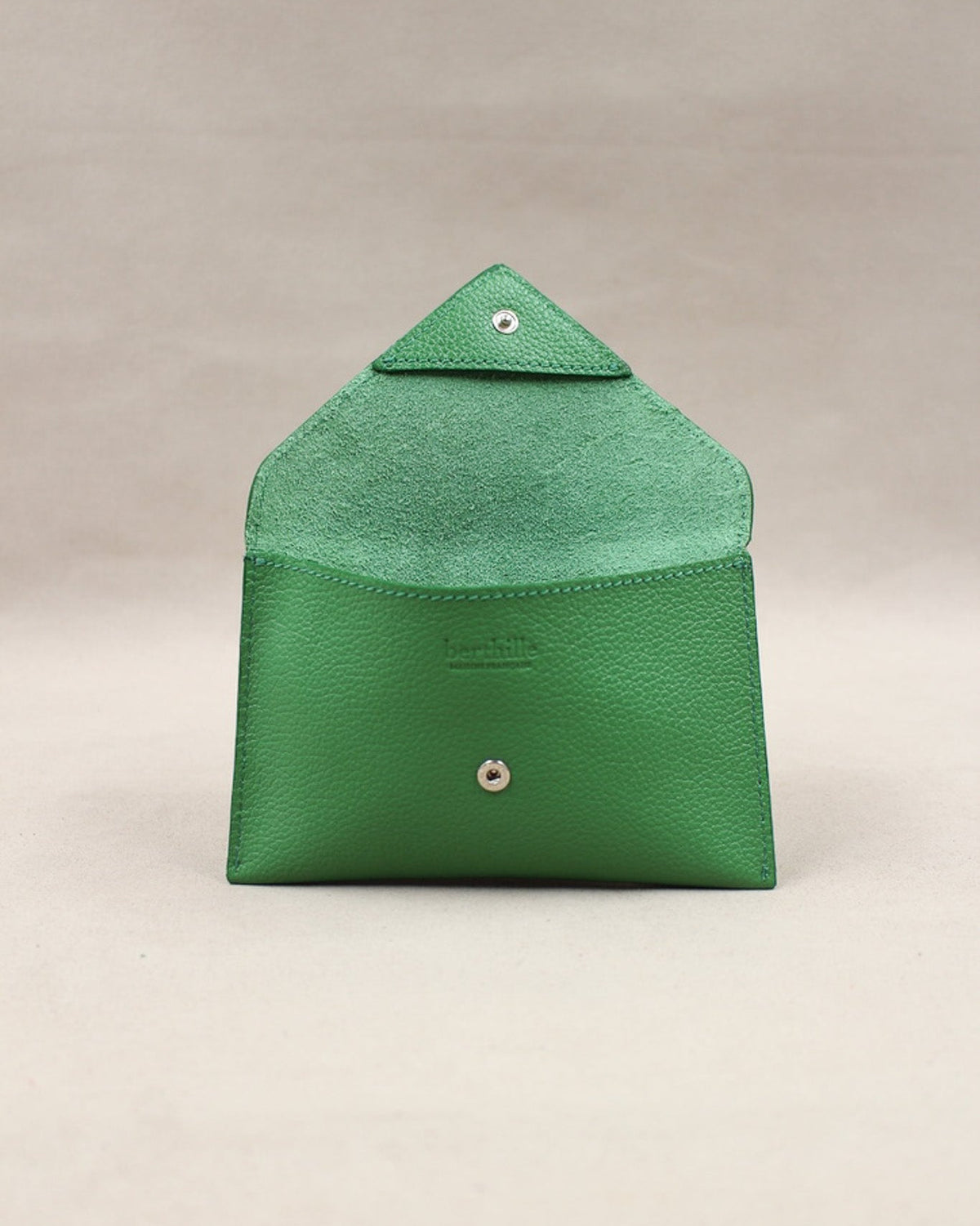 Intérieur de la pochette Lutecia en cuir pleine fleur Herbe, fermeture pression, maison Berthille