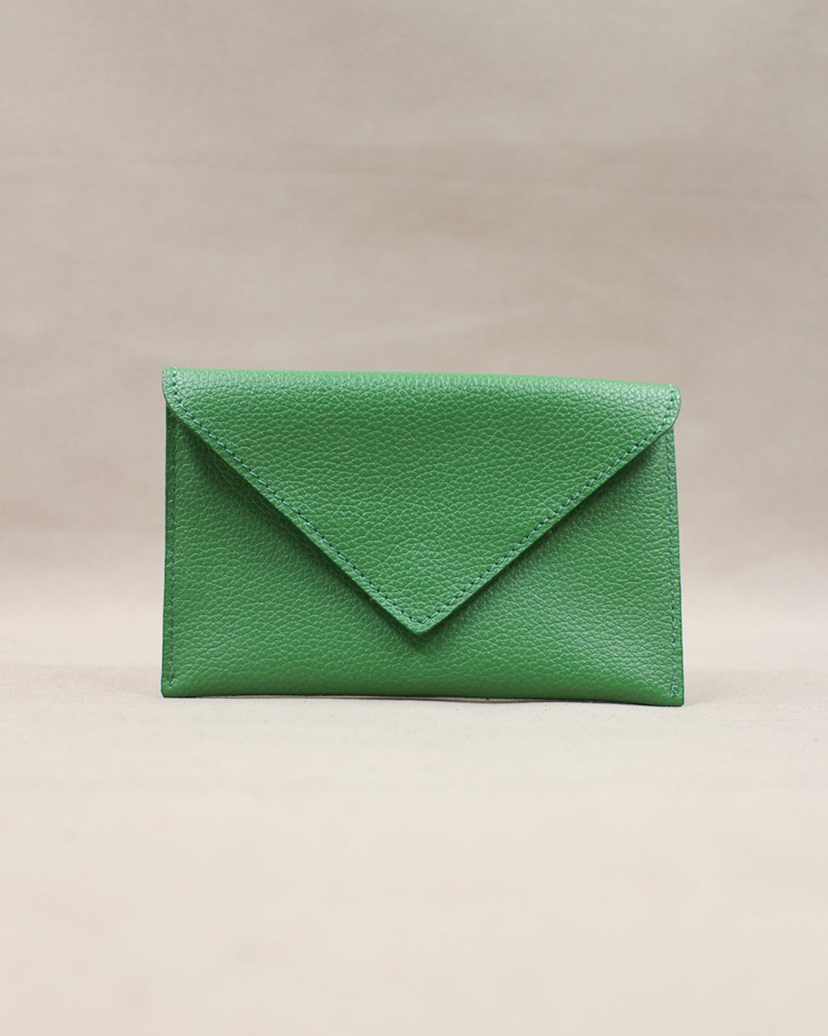 Pochette Lutecia en cuir pleine fleur, coloris Herbe, maroquinerie française Berthille