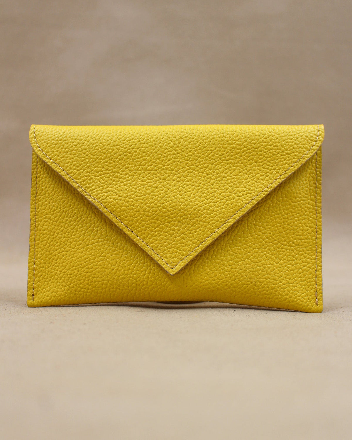 Pochette Lutecia en cuir pleine fleur, coloris Lemon, maroquinerie française Berthille