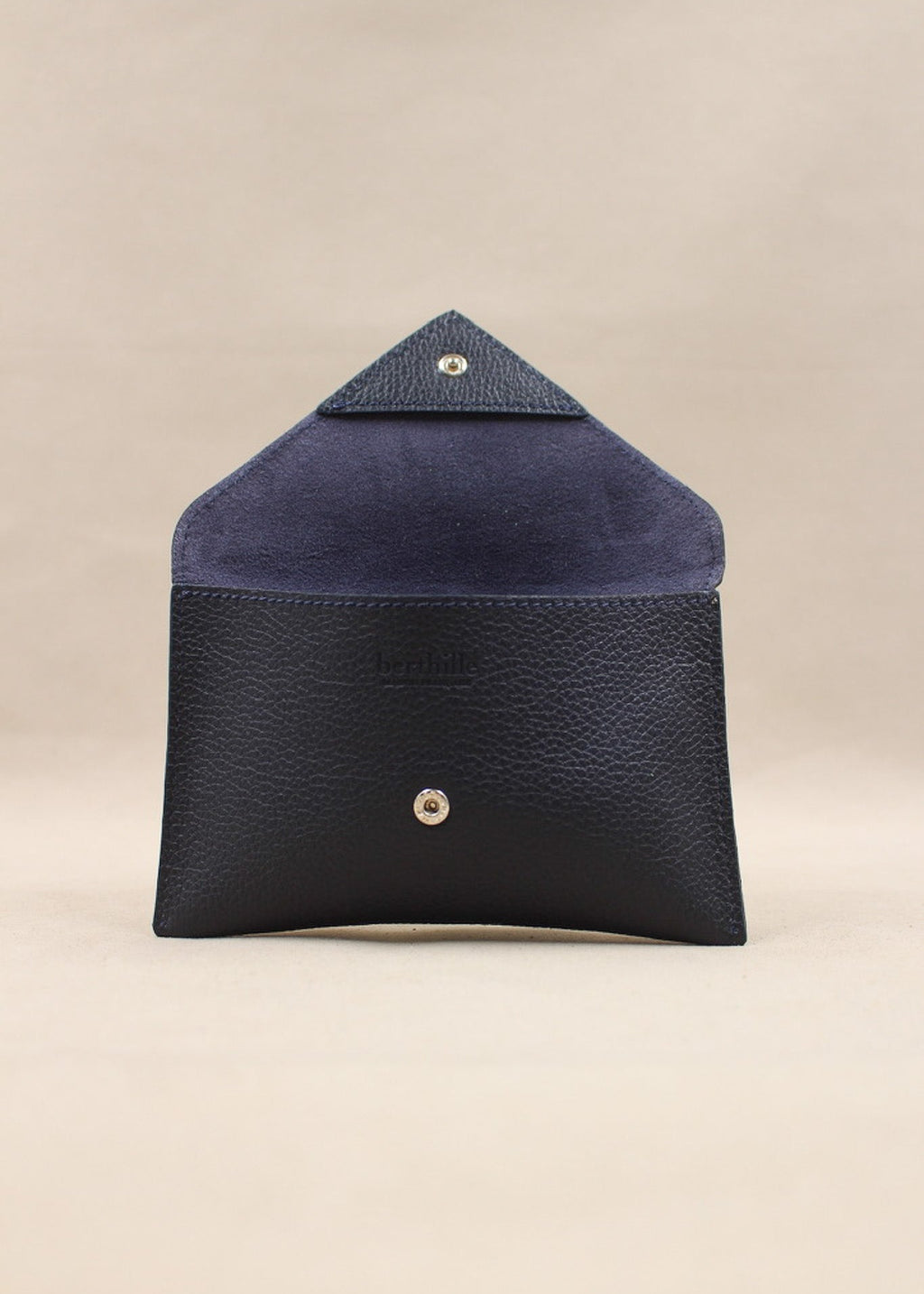 Pochette Lutecia entrouverte en cuir pleine fleur Marine, fermeture pression, maison Berthille