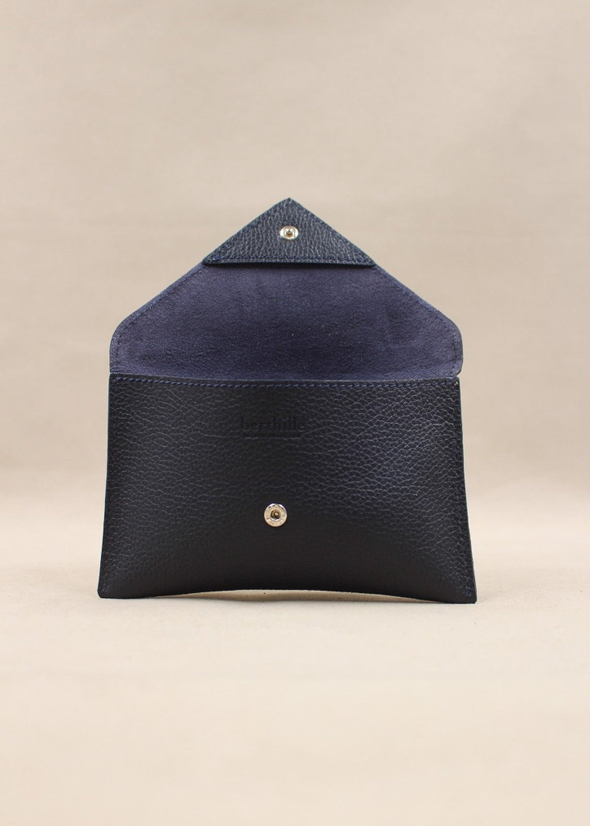 Pochette Lutecia entrouverte en cuir pleine fleur Marine, fermeture pression, maison Berthille