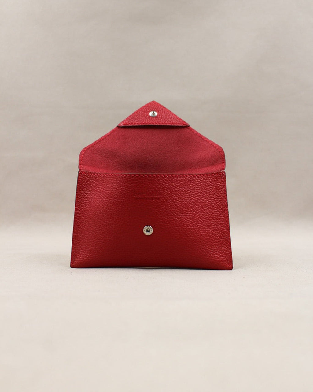 Détail de la pochette Lutecia en cuir pleine fleur Pomodoro, fermeture pression, maison Berthille