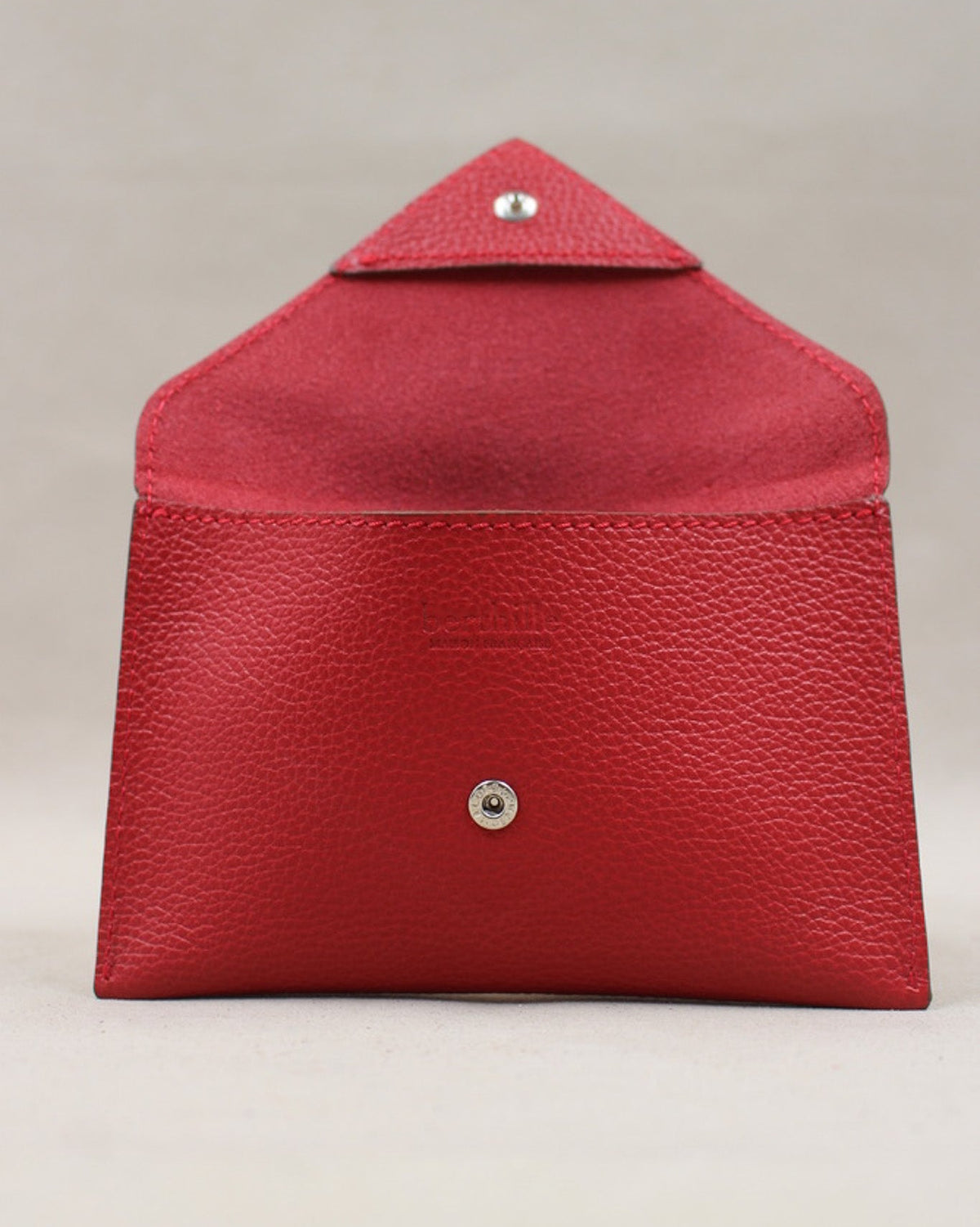 Pochette Lutecia entrouverte en cuir pleine fleur Pomodoro, fermeture pression, maison Berthille