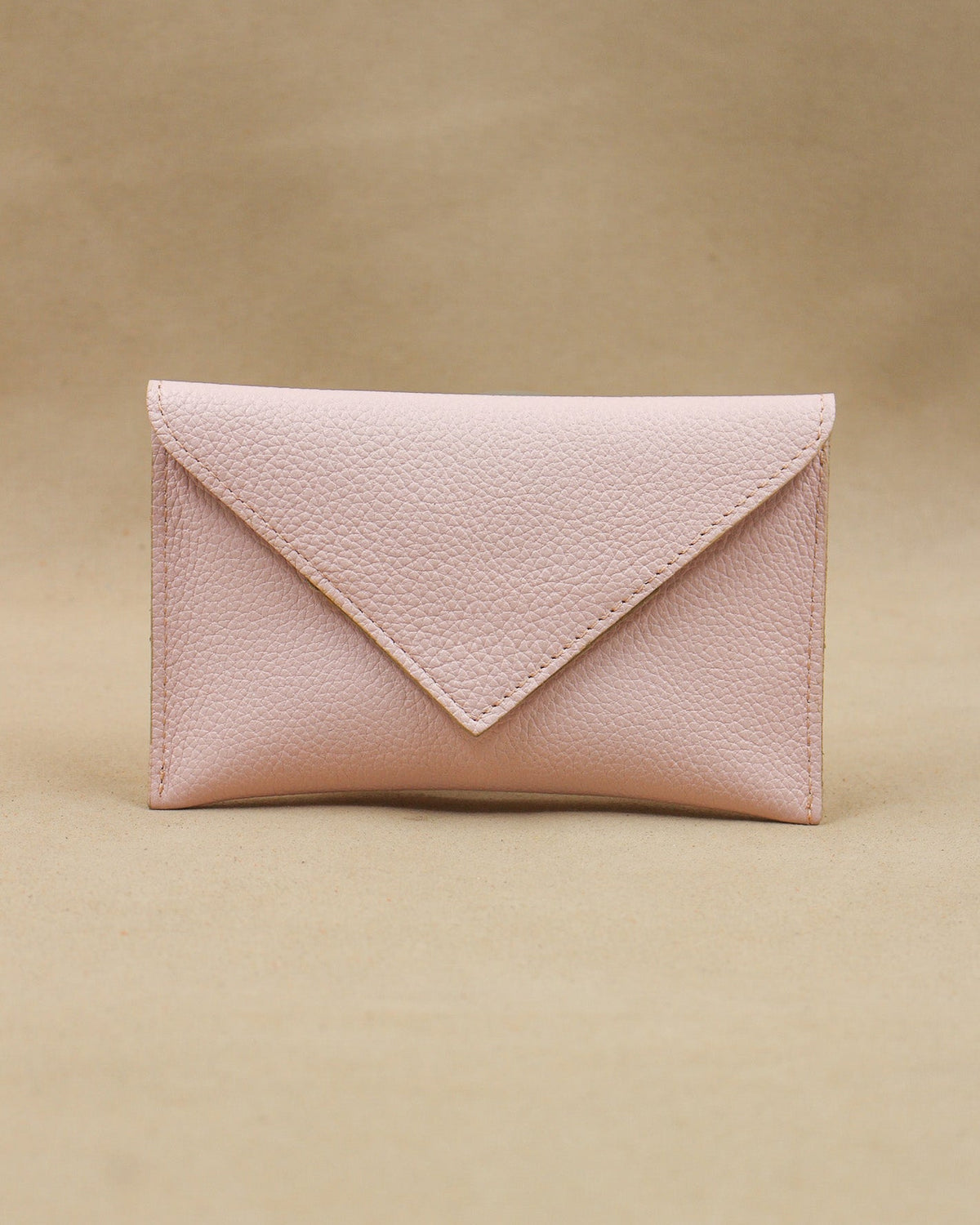 Pochette Lutecia en cuir pleine fleur, coloris Rose Pink, maroquinerie française Berthille