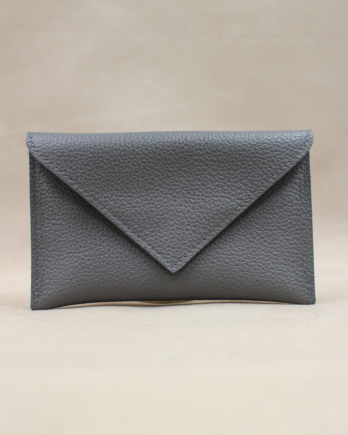 Pochette Lutecia en cuir pleine fleur, coloris Souris, maroquinerie française Berthille