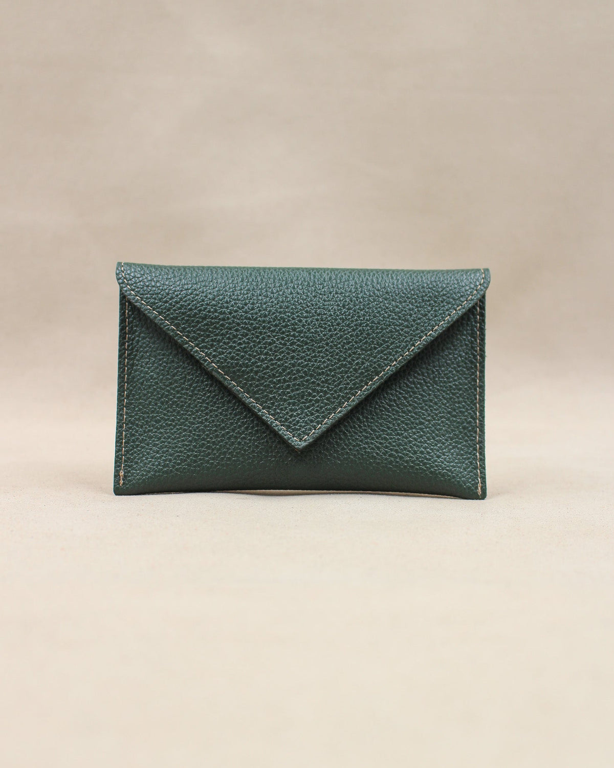 Pochette Lutecia en cuir pleine fleur, coloris Vert Forêt, maroquinerie française Berthille
