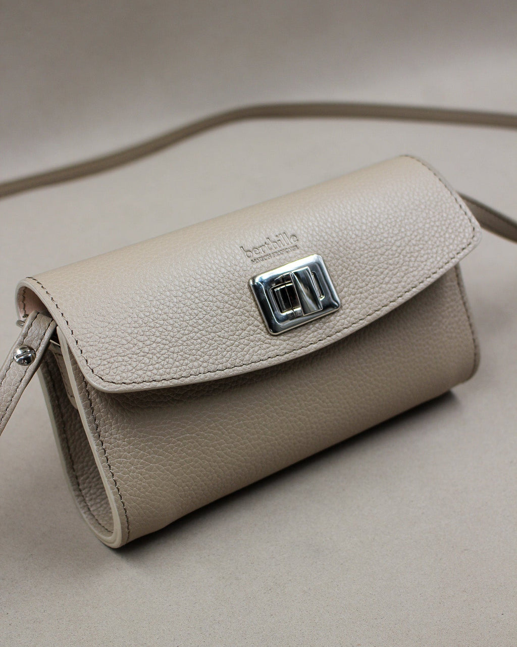 pochette Trotter cuir de vachette taupe avec fermoir argent 
