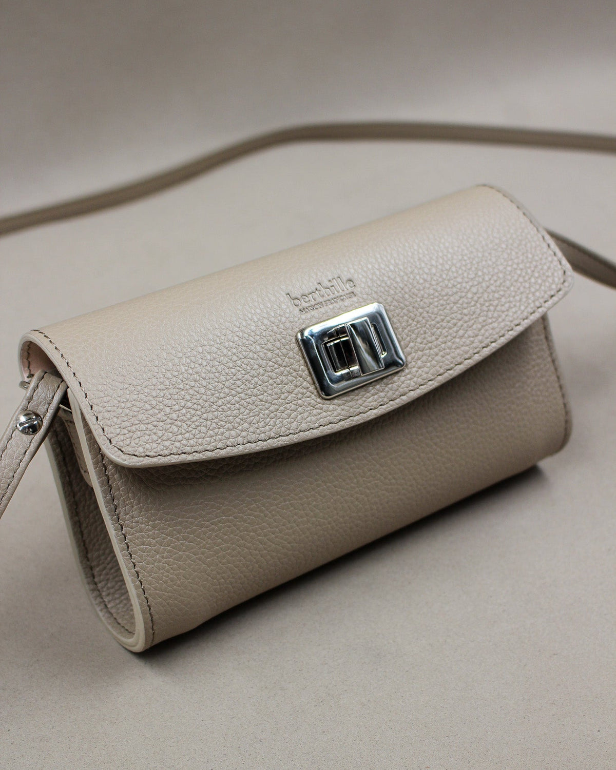 pochette Trotter cuir de vachette taupe avec fermoir argent 