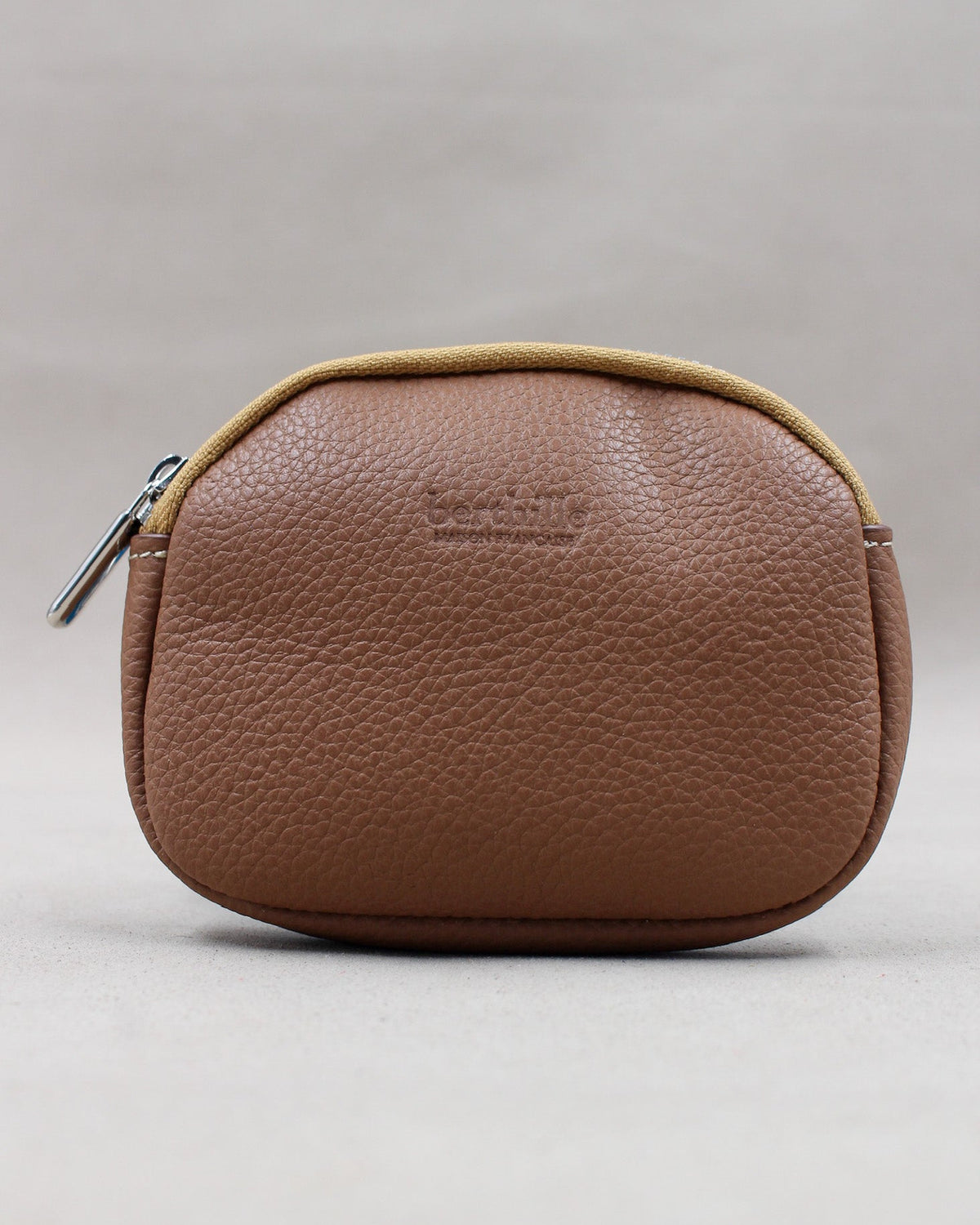 
Porte-monnaie cuir vachette coloris camel cognac, fait main fermeture zippée – Berthille Atelier de Maroquinerie