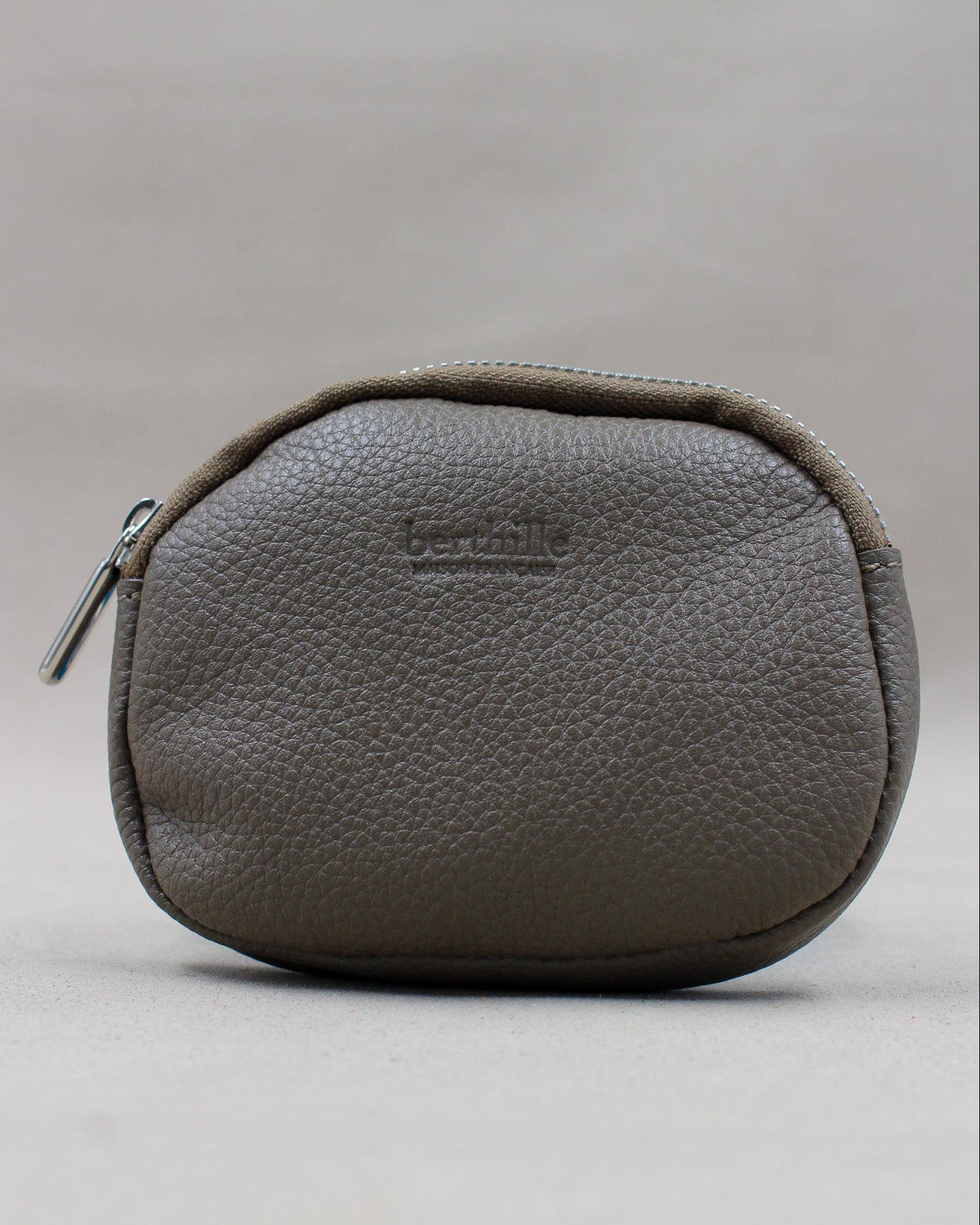 Porte-monnaie cuir artisanal coloris gris anthracite, petite maroquinerie zippée – Berthille Atelier de Maroquinerie
