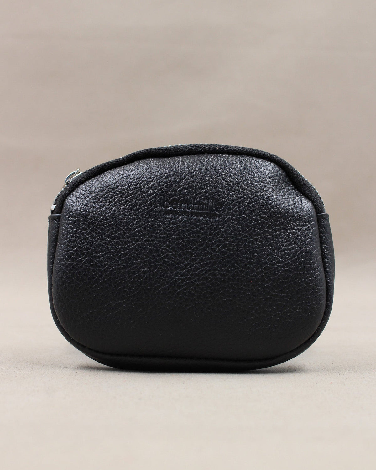Porte-monnaie en cuir vachette coloris noir, forme ovale zippée artisanale – Berthille Atelier de Maroquinerie
