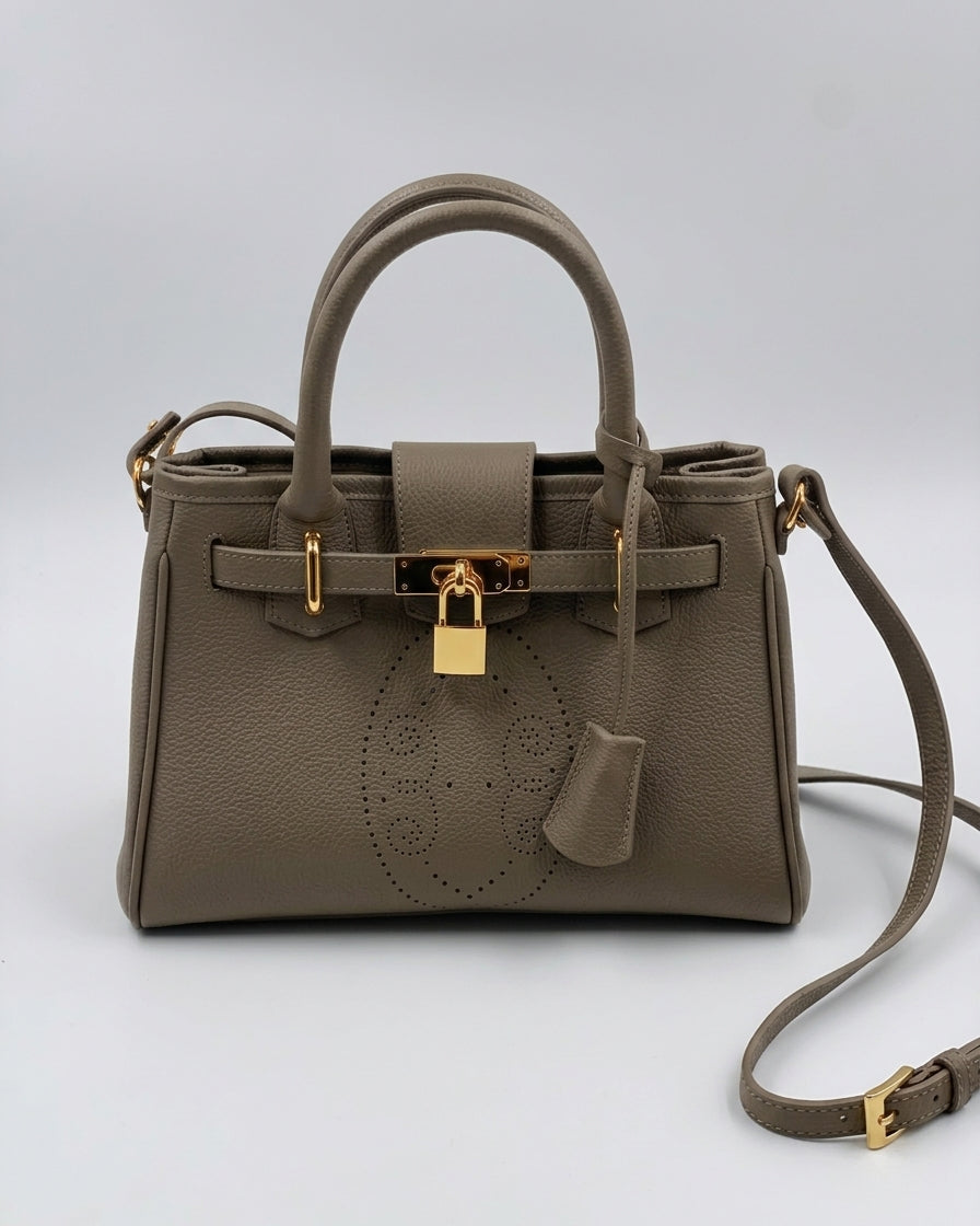 Sac à main Mini Vendôme en cuir gris vue de face, motif perforé bout fleuri, deux anses, cadenas doré, clochette en cuir et bandoulière amovible, fabriqué en France par Berthille