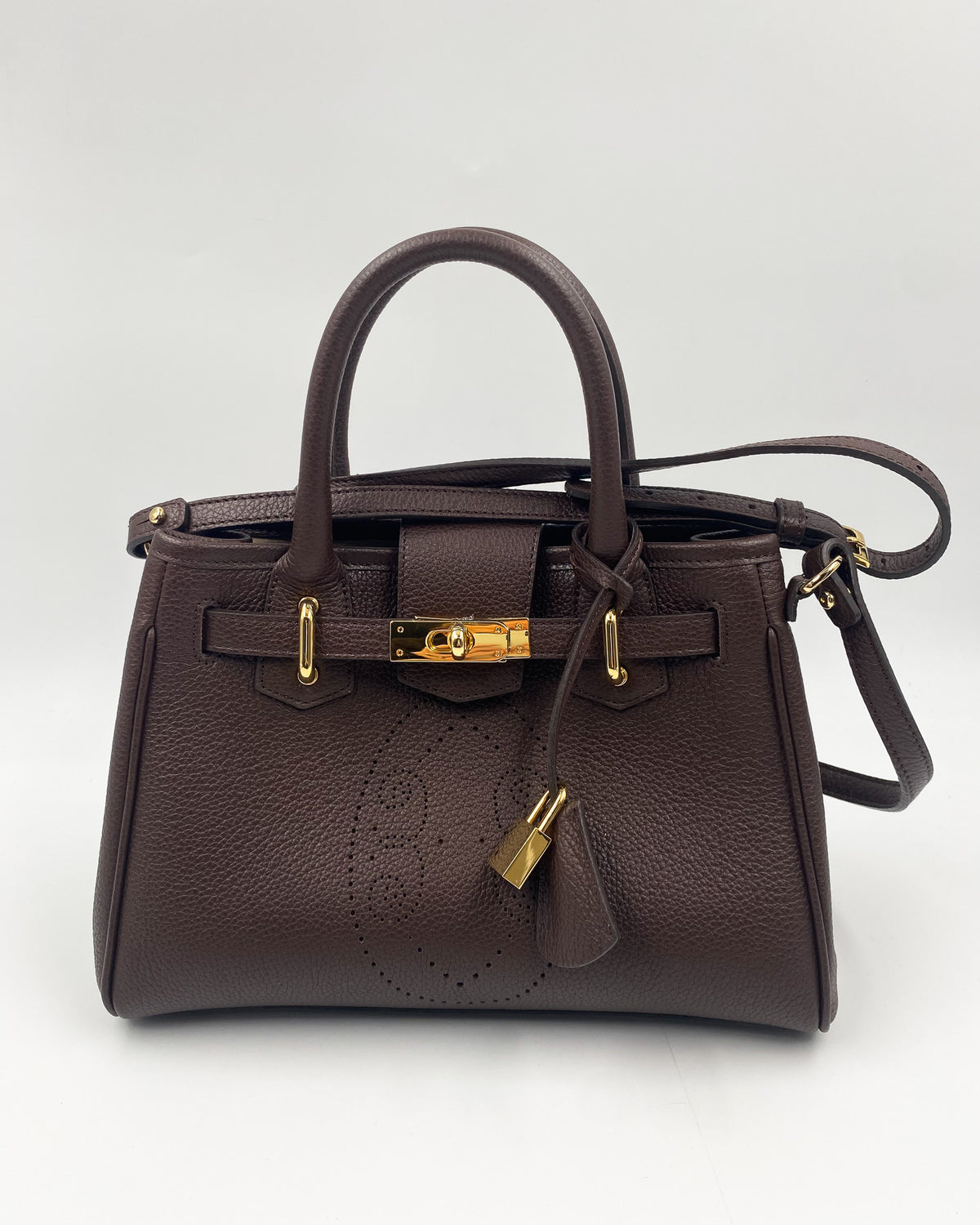 Sac à main Mini Vendôme en cuir marron vue de face, motif perforé bout fleuri, deux anses, fermoir doré, cadenas, clochette en cuir et bandoulière amovible, fabriqué en France par Berthille