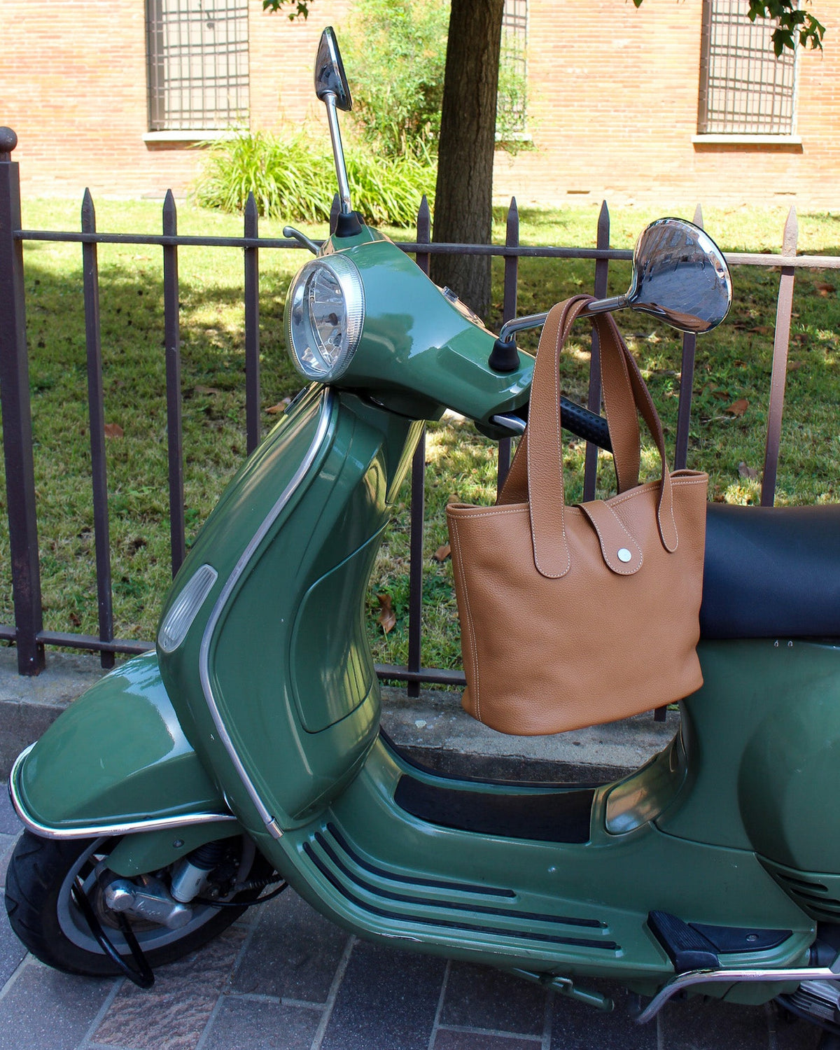 Sac Berthille Saint Barth couleur caramel sur un scooter Vespa vert 